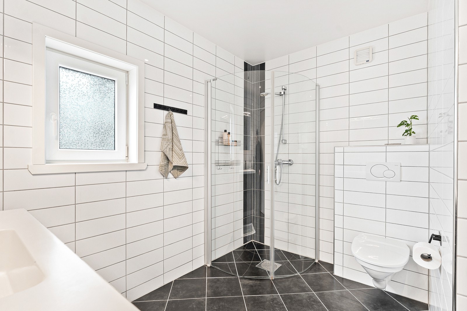 Helfliset bad med varmekabler i gulv Galleribilde