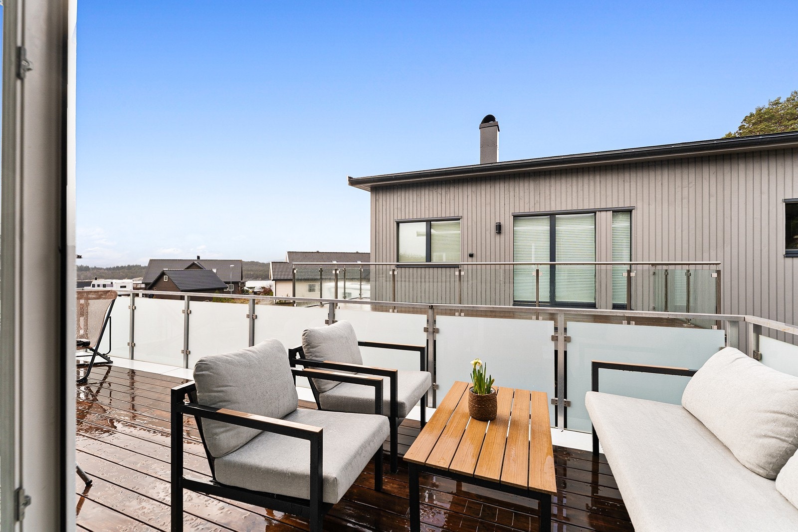 Balkongen har god plass til utemøbler, grill og sittegrupper, og er et flott samlingspunkt på varme sommerdager. Galleribilde