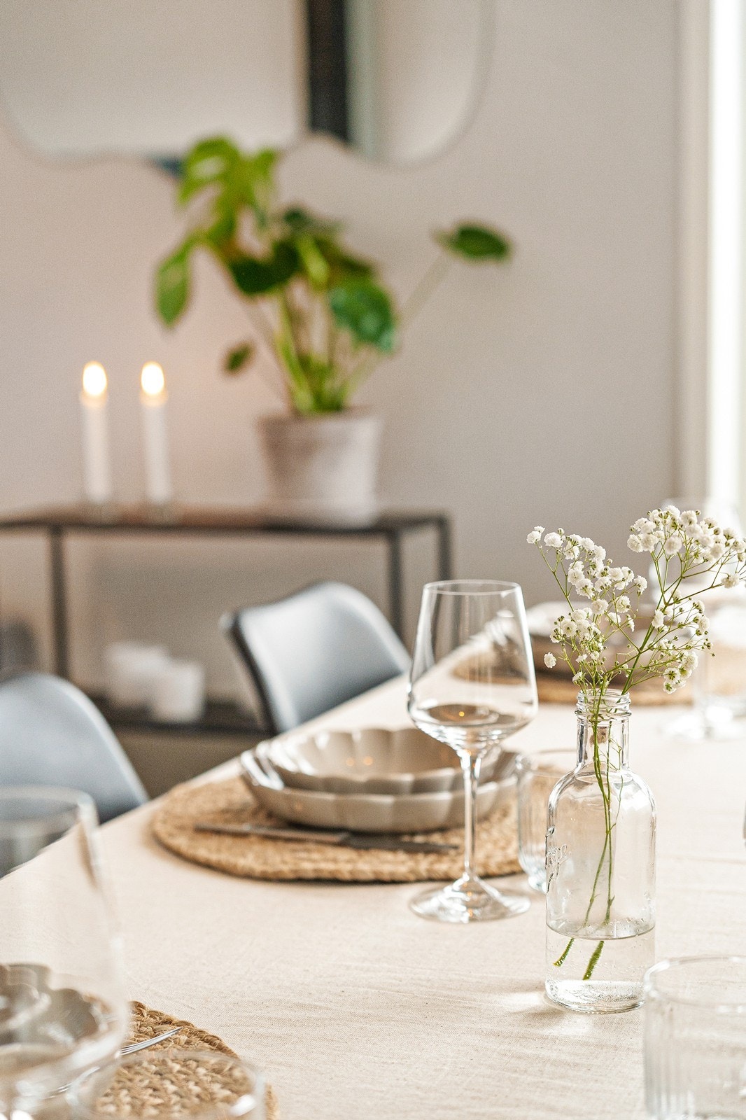 Stuen har god plass til spisebord, hvor familie og venner kan samles til hyggelige måltider. Galleribilde