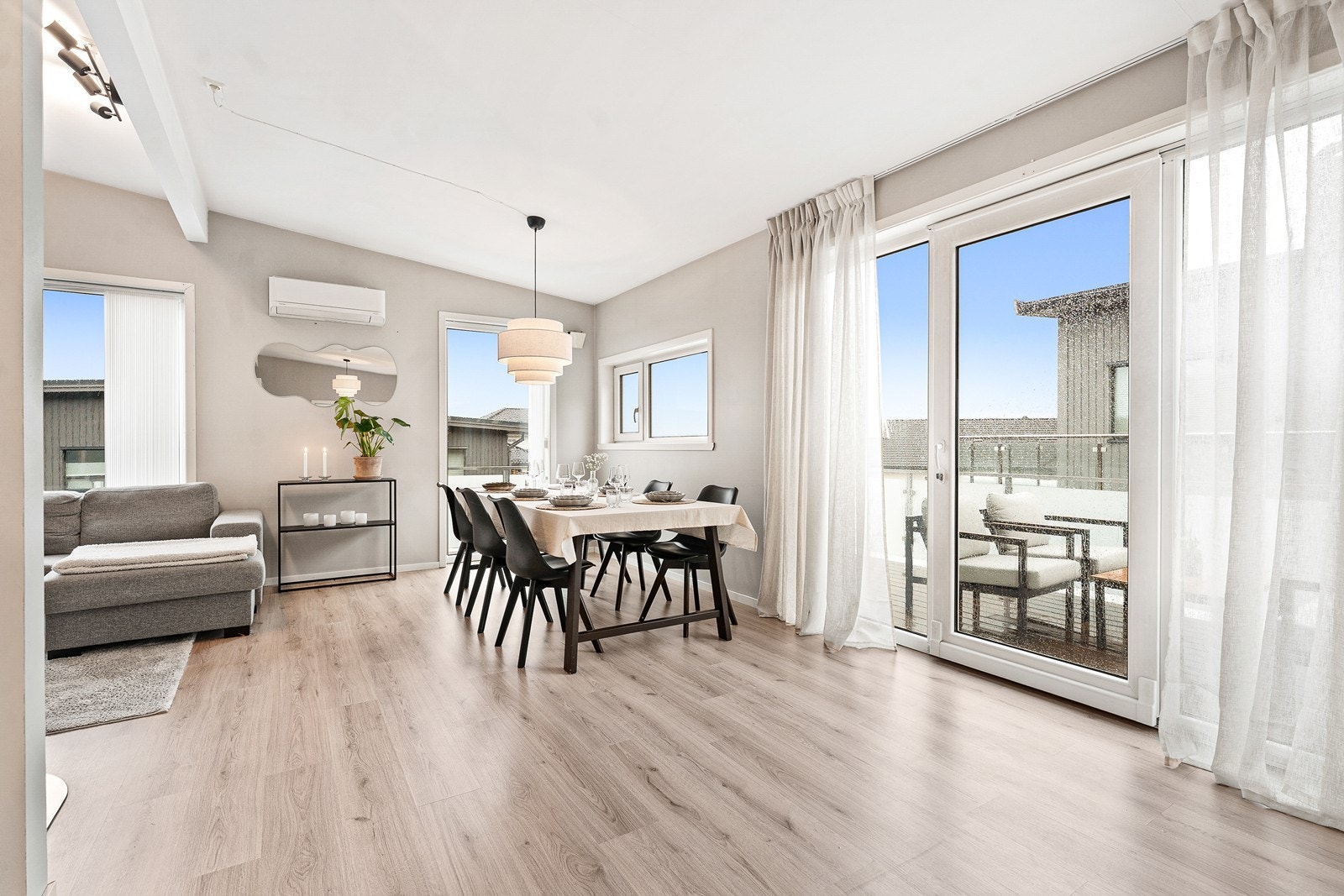 Fra stuen er det skyvedører ut til en romslig balkong på 19 m². Galleribilde