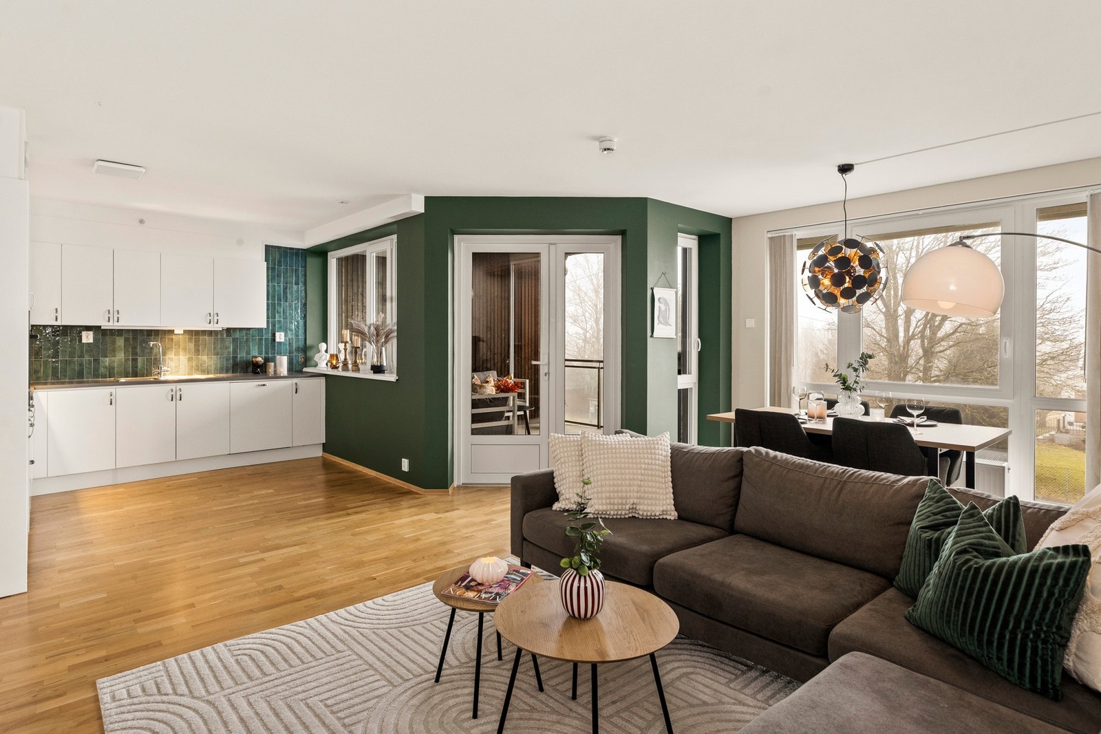 Stuen utvides med overbygget balkong som forlenger rommet i sommerhalvåret Galleribilde