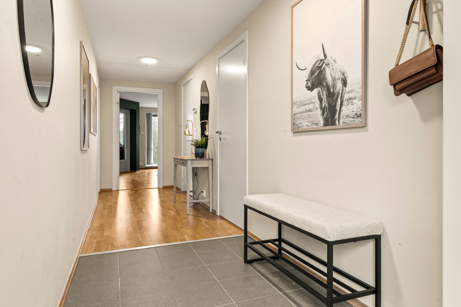 Entréen gir et godt førsteinntrykk av leiligheten og er praktisk utformet, med fliser i inngangssonen kombinert med elektriske varmekabler Galleribilde