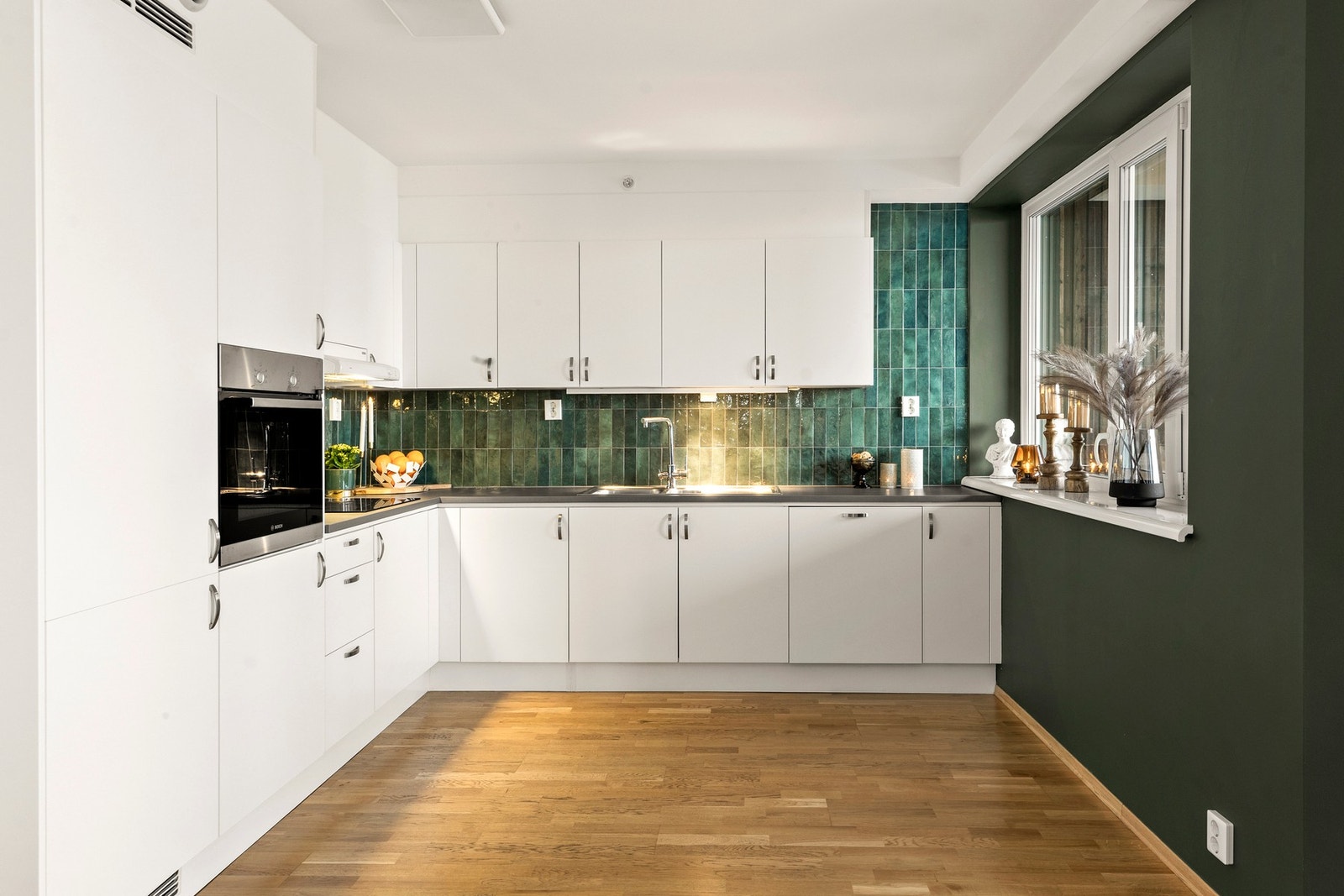 Kjøkkeninnredning med slette fronter, laminert benkeplate og integrerte hvitevarer hvorav alt medfølger salget Galleribilde