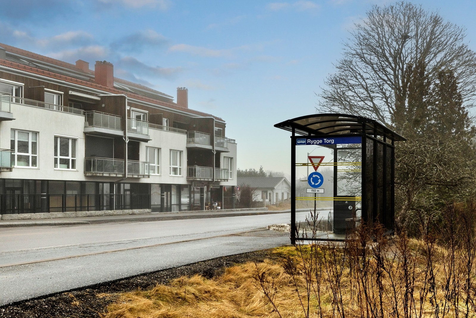 Tvers over gaten fra leiligheten er det tilgang på kollektivtransport via buss, det er også kort gangavstand til tog/E6 Galleribilde