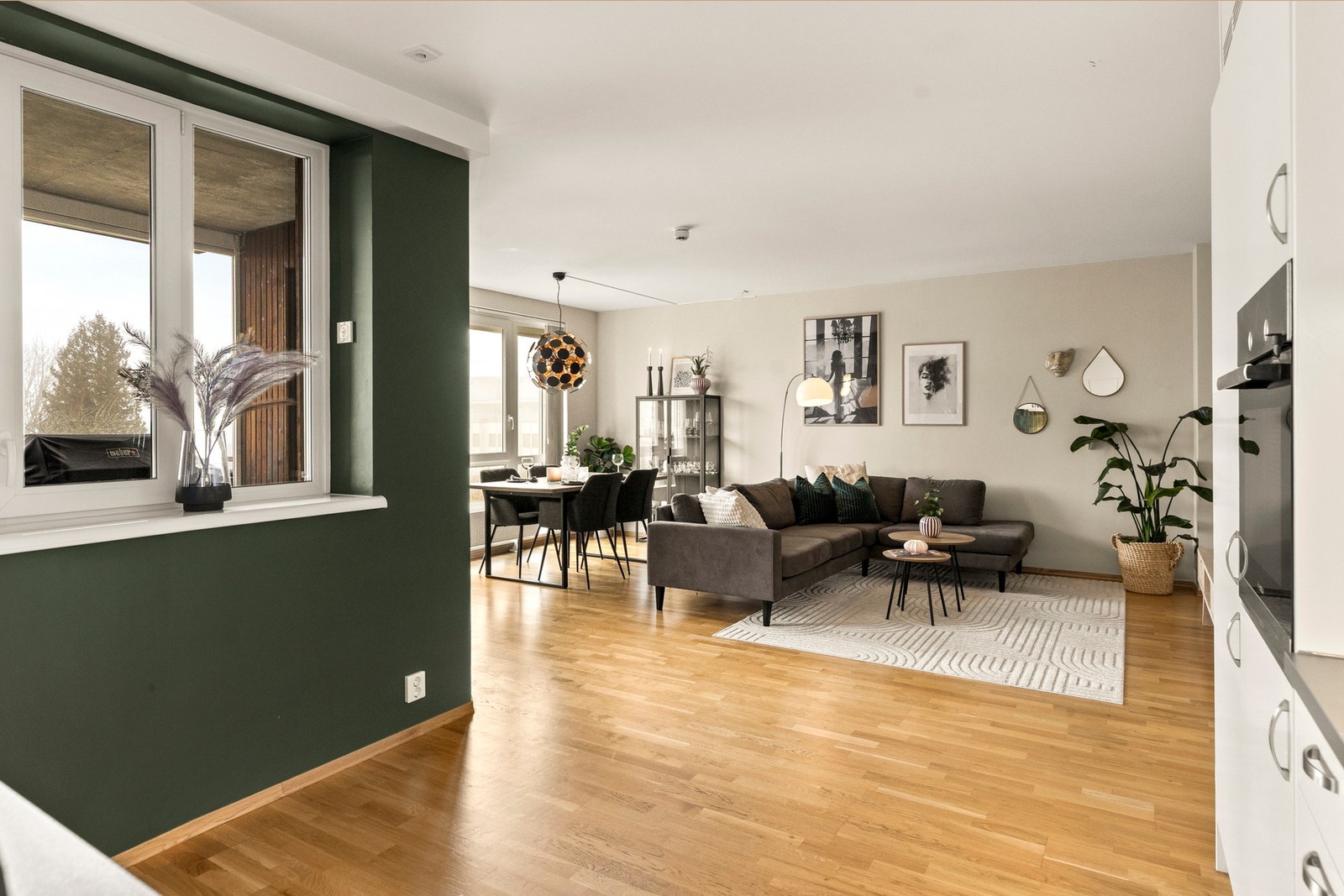 Stuen har vannbåren varme via radiatorer, som sikrer et komfortabelt inneklima året rundt Galleribilde