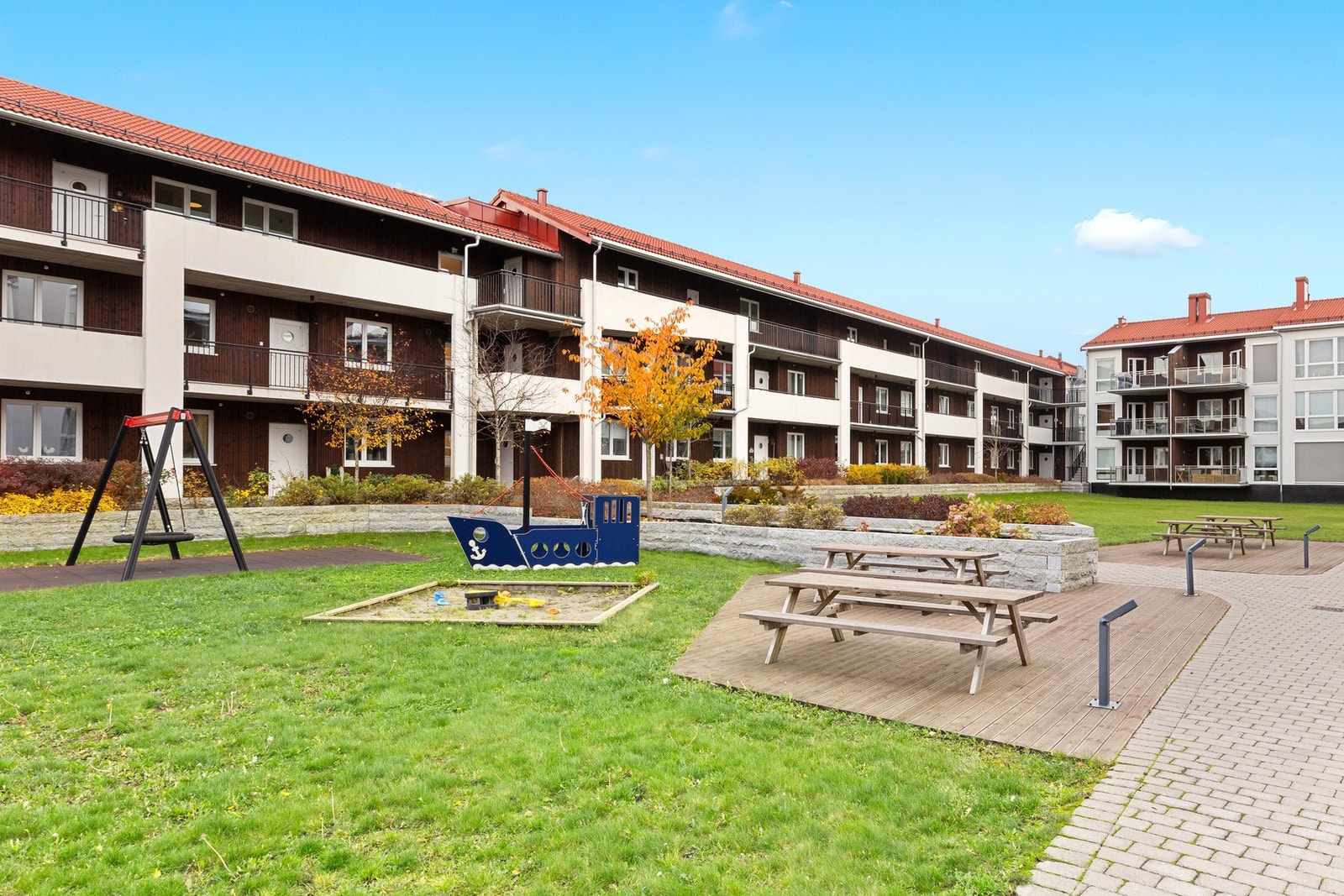 Sameiets fellesareal er pent opparbeidet med lekeplass, sittegrupper og beplantning Galleribilde