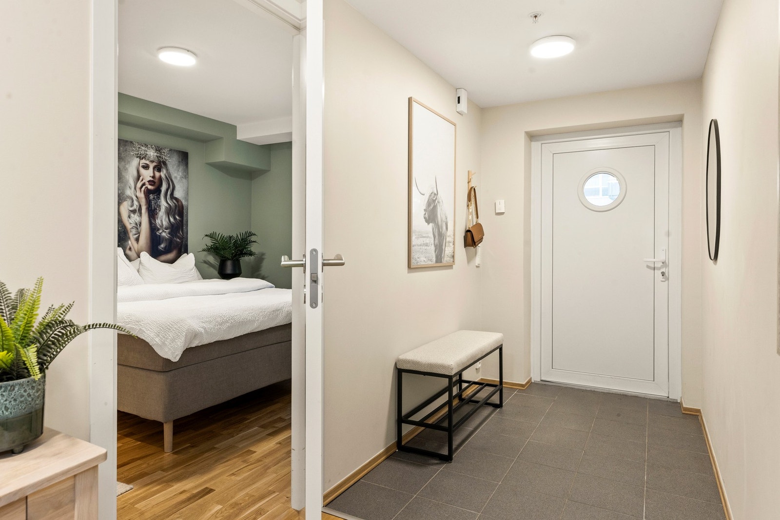 Soverommet er av god størrelse med plass til dobbeltseng og plassbygget garderobeløsning Galleribilde