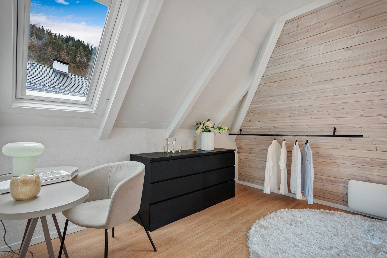 - Det er eller god plass til skrivebord og oppbevaring av klær - Galleribilde