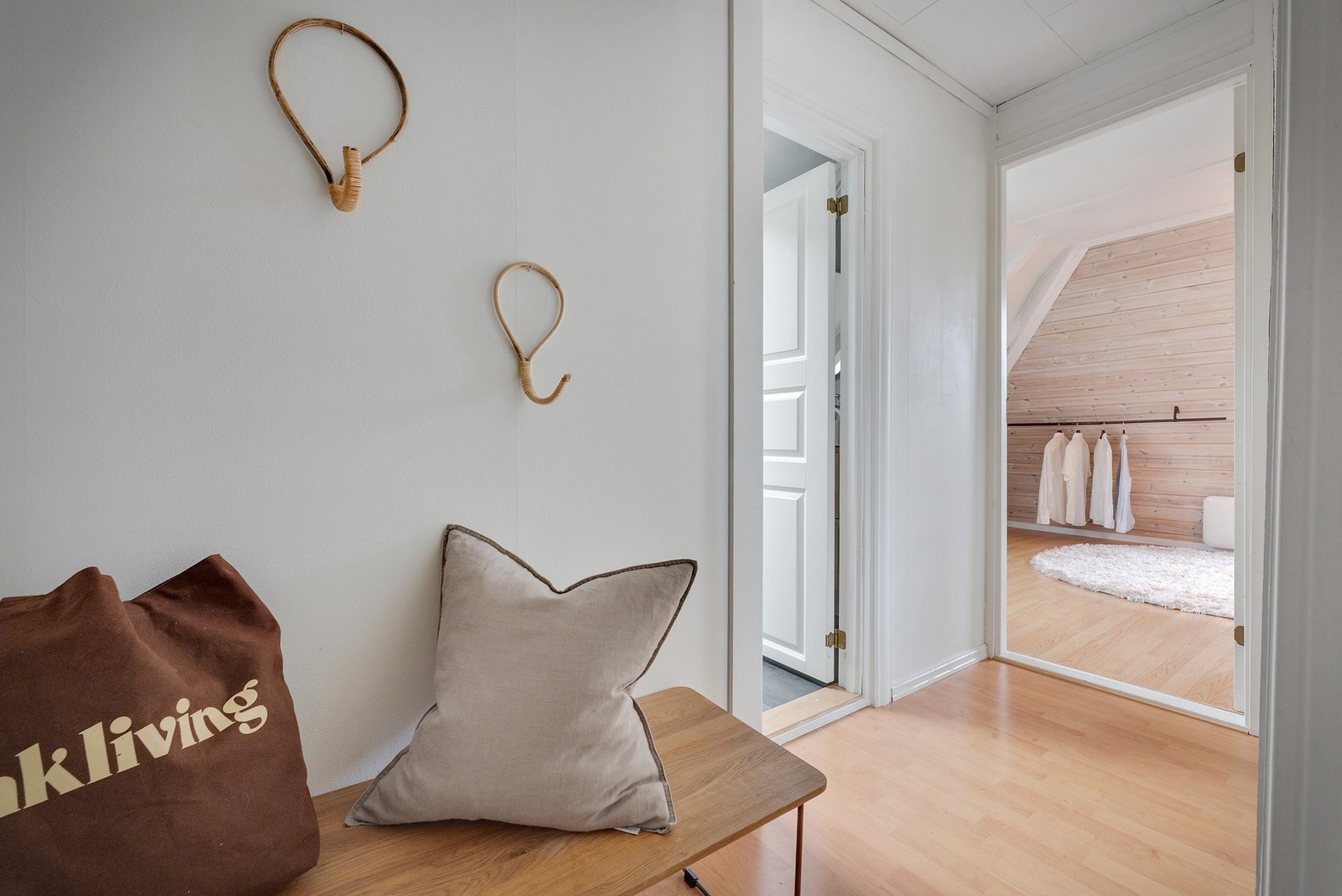 - Boligen har gjennom årene blitt oppgradert med blant annet nytt kjøkken i 2015, bad i 2016 og vinduer i 2021 - Galleribilde