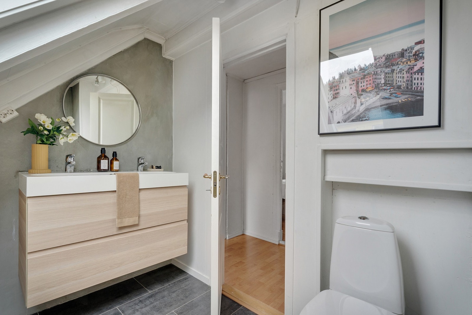 - Loftsetasjen har også et praktisk toalettrom - Galleribilde