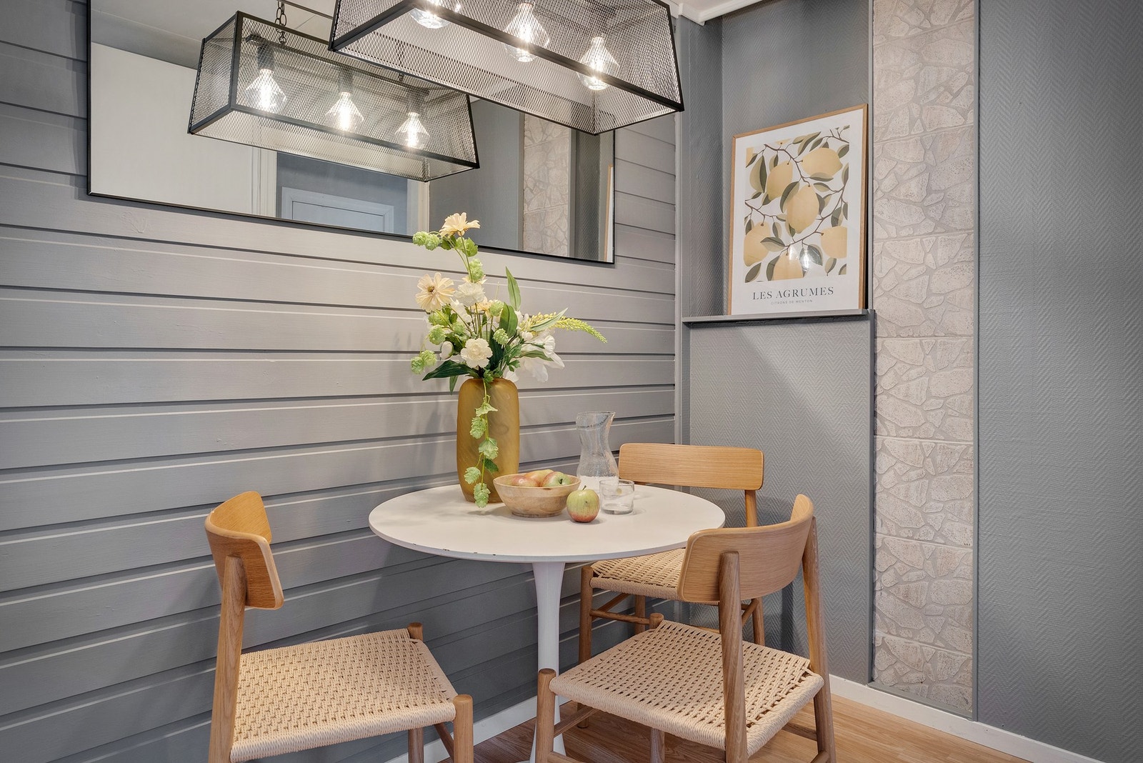 - Her er det også plass til spisebord, noe som gir et hyggelig og sosialt kjøkkenmiljø - Galleribilde