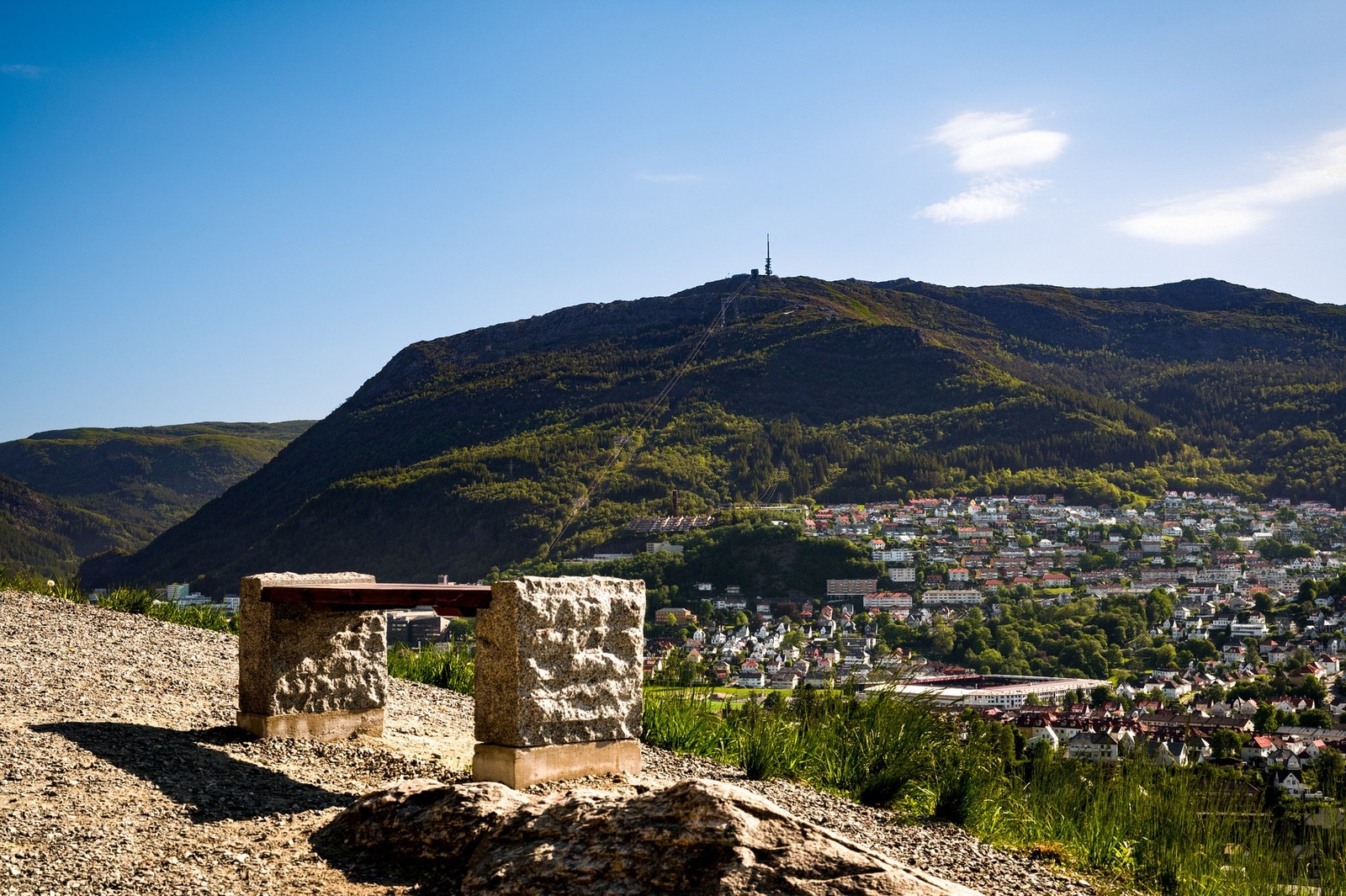 - Leiligheten ligger mellom byfjellene Løvstakken og Ulriken som begge byr på flotte turmuligheter og nydelige utsiktsposter over Bergen og omegn - Galleribilde