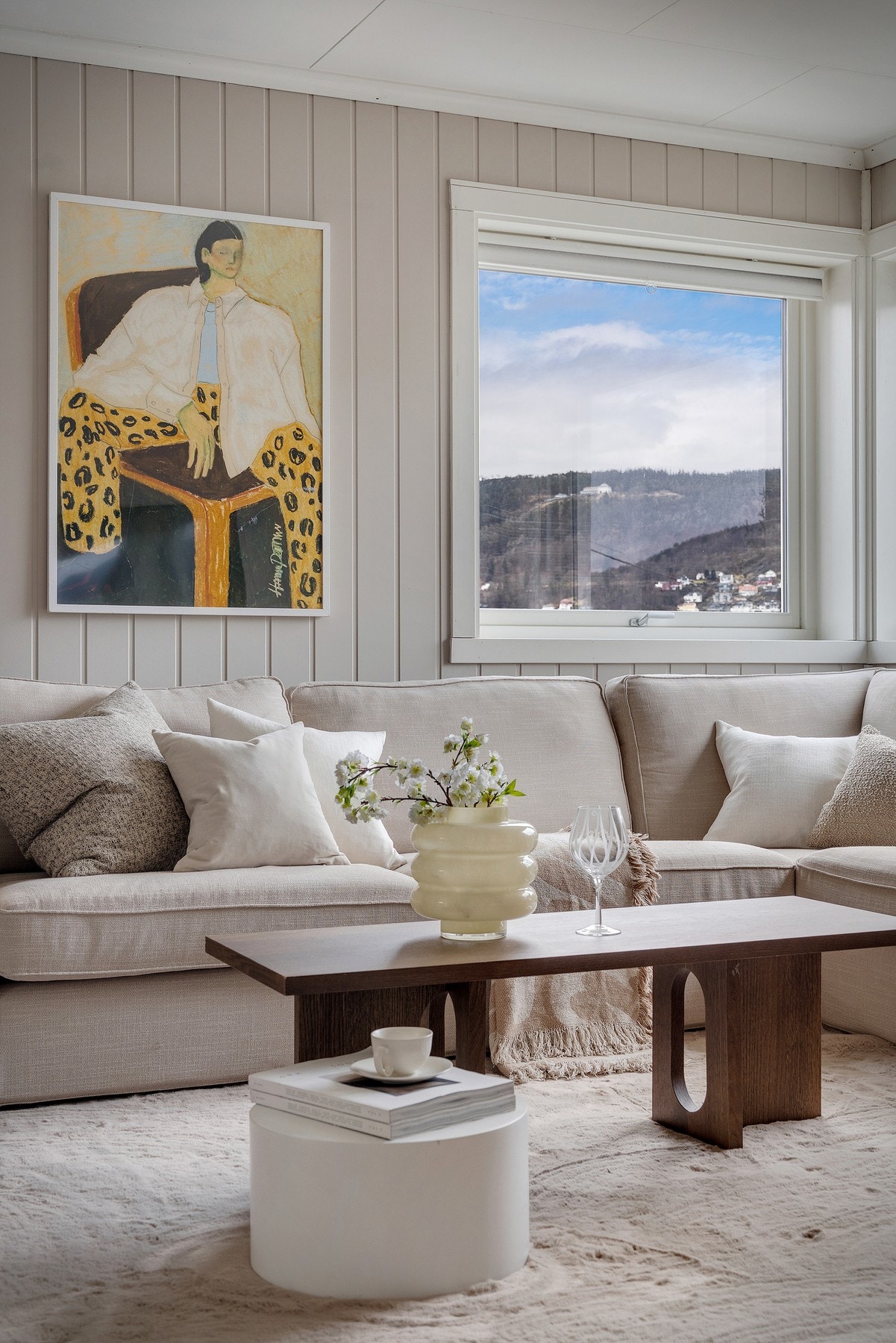 - Store vindusflater som gir rikelig med naturlig lys og flott utsikt - Galleribilde