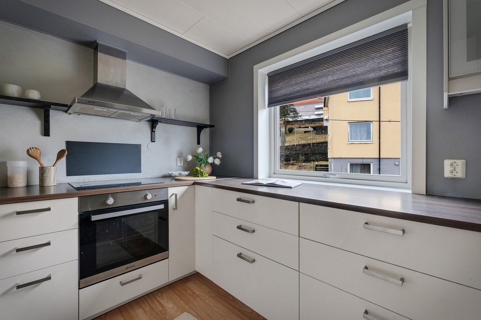 - Kjøkkeninnredningen fremstår i normalt god stand og ble overflateoppuset i 2024 - Galleribilde