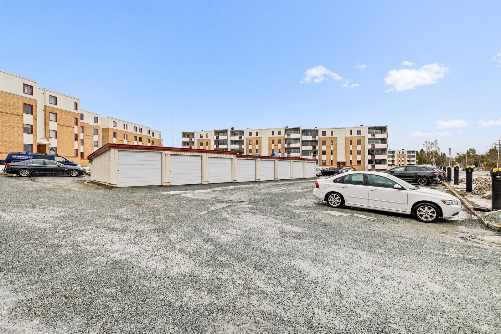 Det er parkering på borettslagets parkeringsplass Galleribilde