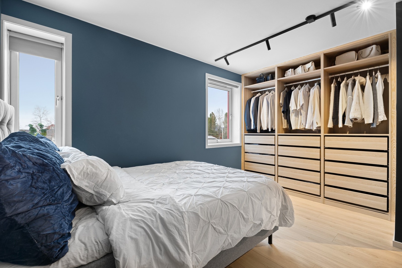 Legg merke til den romslig pax-garderoben som selger har plassbygd Galleribilde