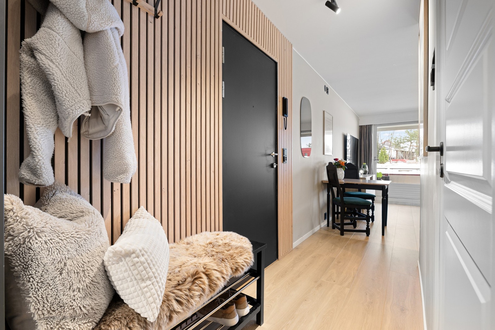 Entré på 2,9 m² med spileplater på vegg Galleribilde