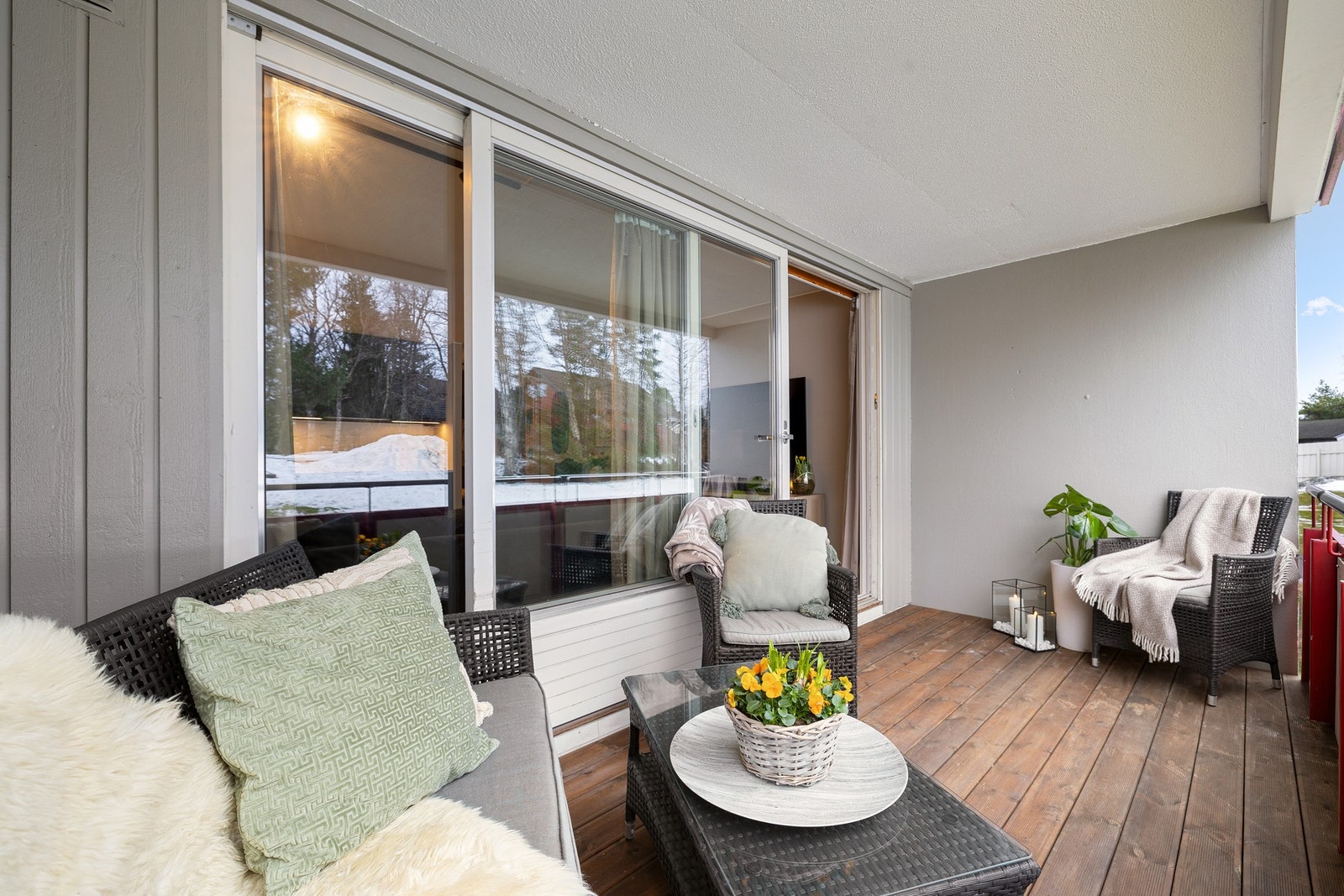 Balkongen ligger sørvestvendt og kan by på gode solforhold Galleribilde