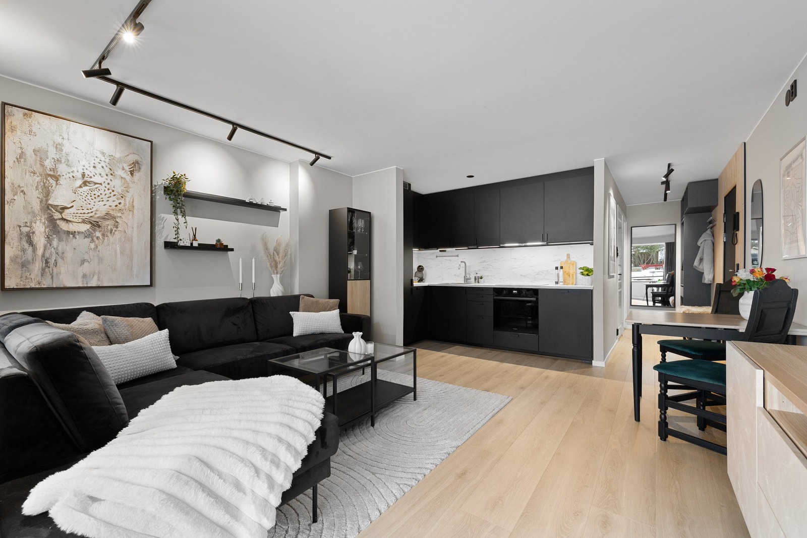 Gjennomgående laminatgulv i hele leiligheten Galleribilde