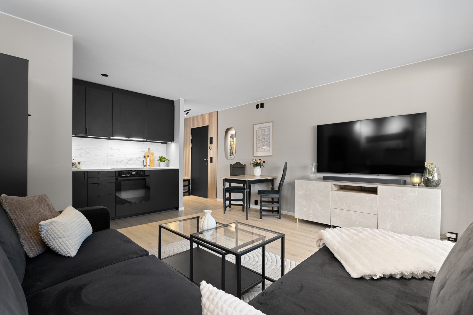 Leiligheten byr på en åpen stue/kjøkkenløsning på 20,9 m² Galleribilde