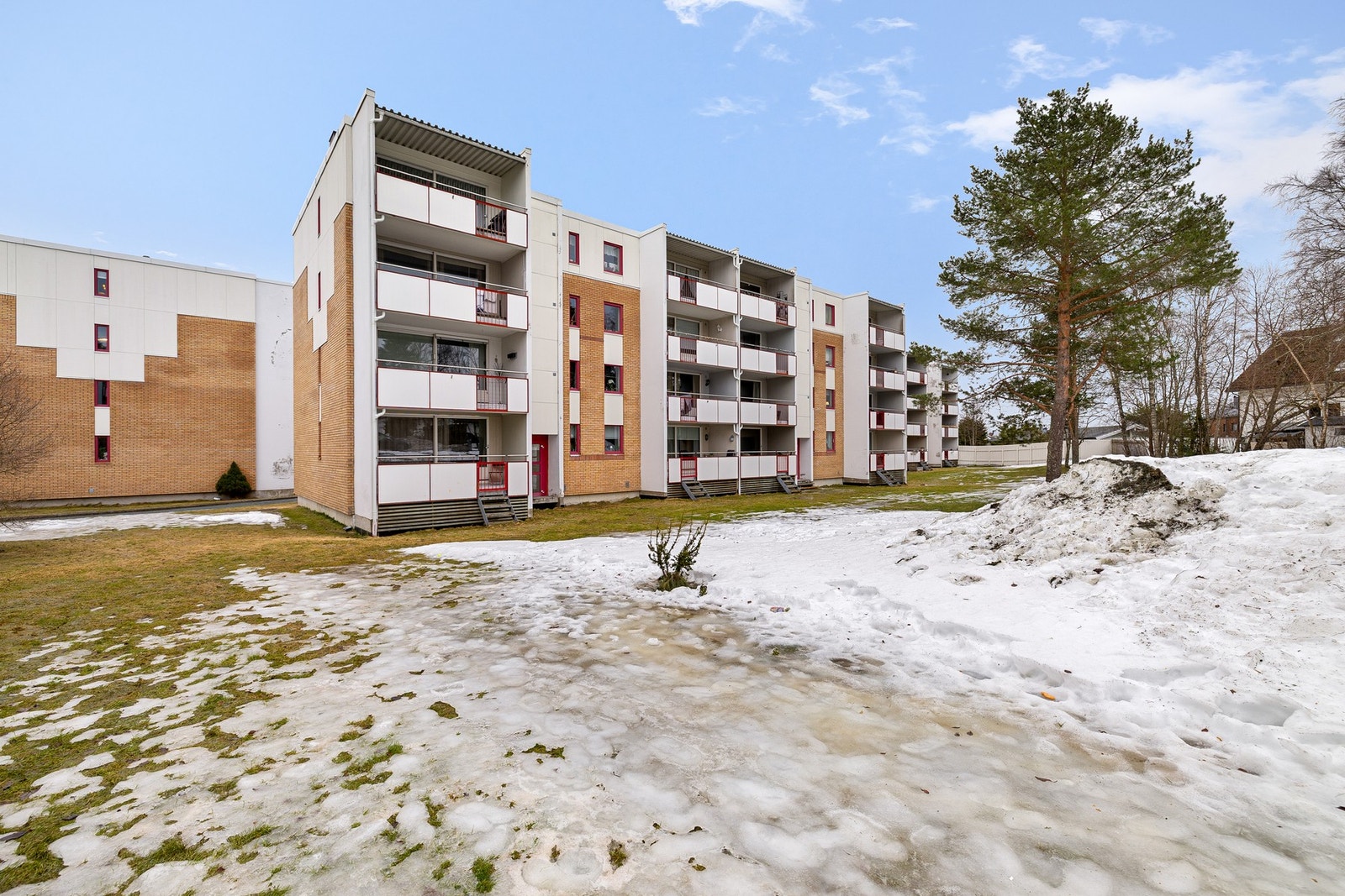 Nærhet til det meste av fasiliteter som man trenger i hverdagen. Området tilbyr helt ny dagligvarebutikk COOP Extra, bussforbindelser, Bymarka, lysløyper, italiensk restaurant, barnehager, skoler, idrettsanlegg Galleribilde