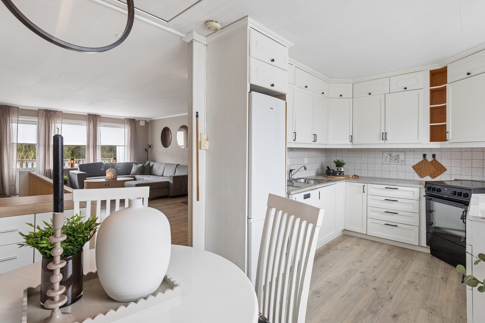 Lyst og tidløst kjøkken med det en måtte trenge av skap-, skuff- og benkeplass. Galleribilde