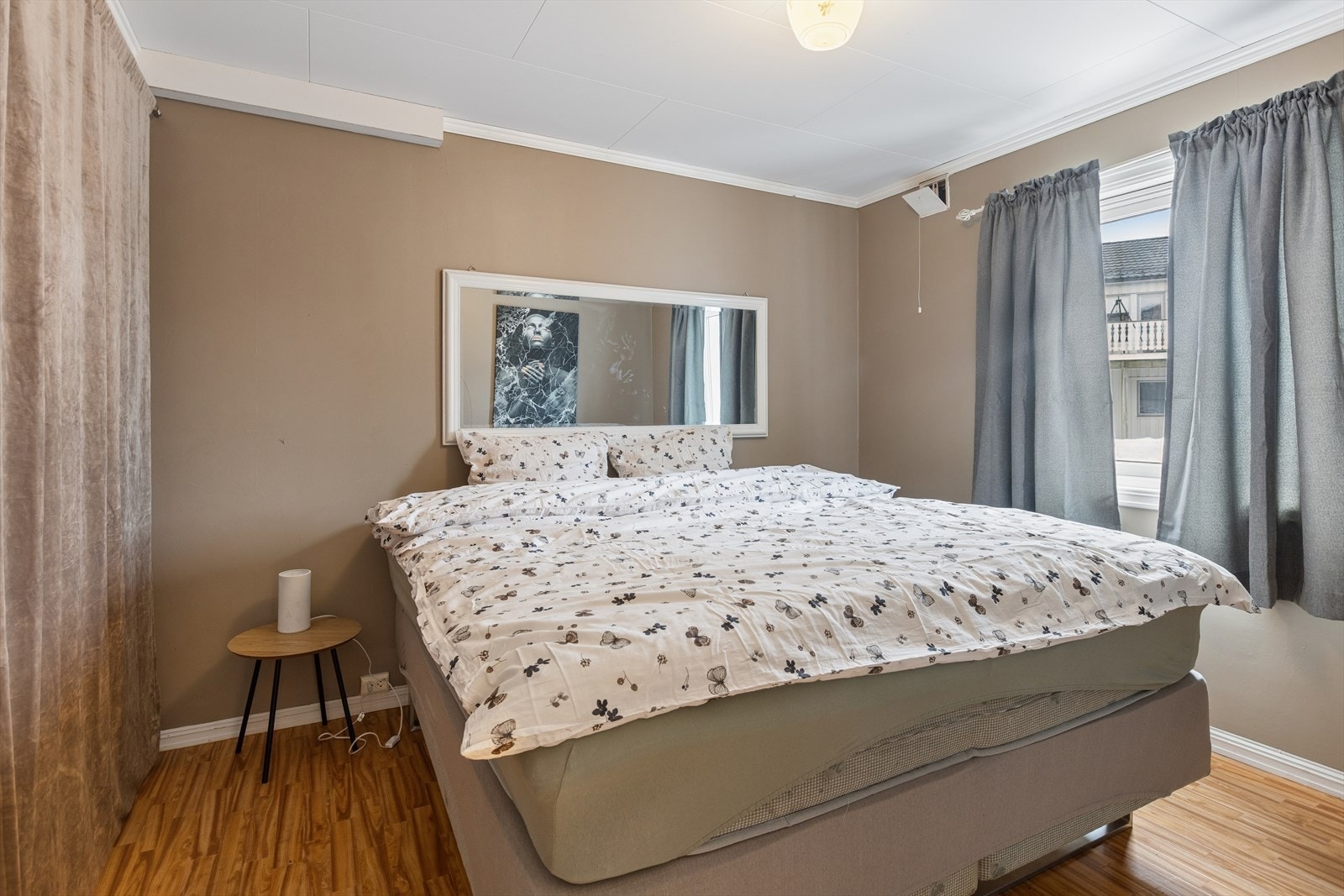 Romslig hovedsoverom med god plass for dobbeltseng, nattbord og gode garderobeløsninger. Galleribilde