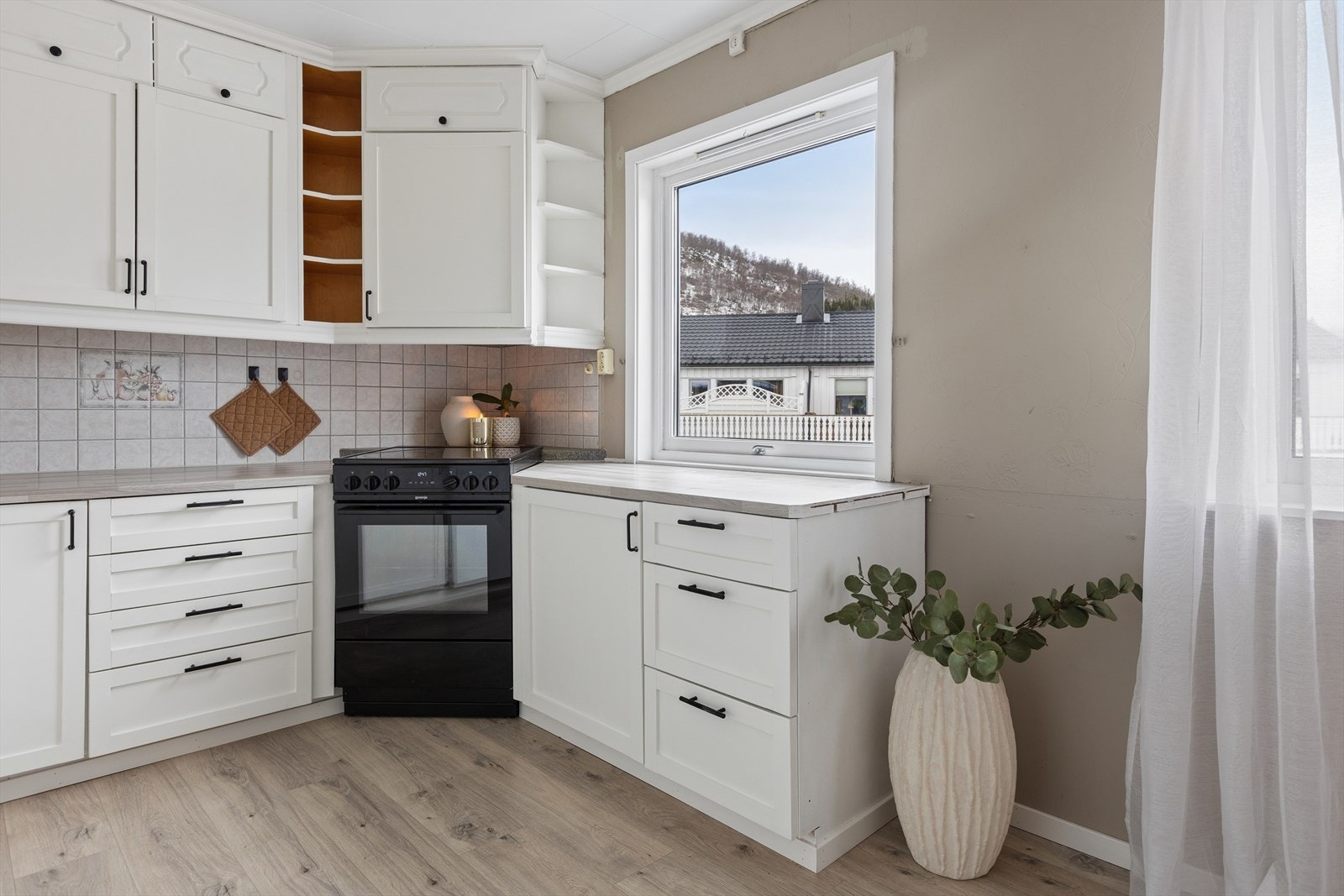 Alt i alt et funksjonelt kjøkken som innbyr til gode smaksopplevelser. Galleribilde