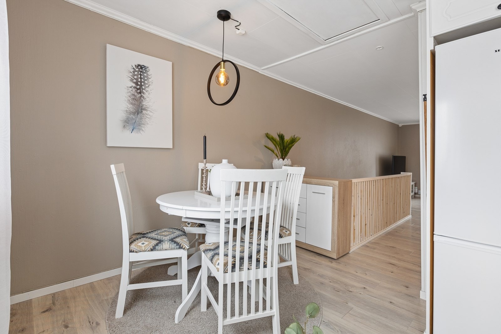 Samle familie og/eller venner rundt middagsbordet for et bedre måltid og en hyggelig stund. Galleribilde