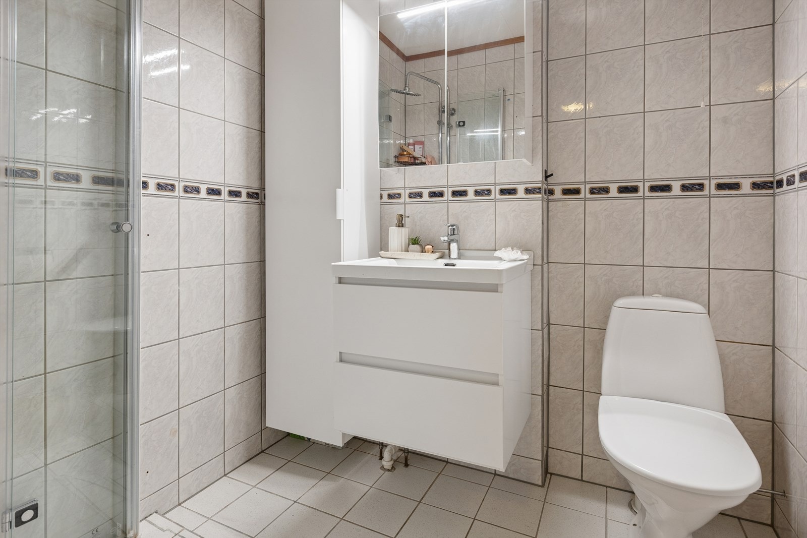 Pent flislagt bad med behagelige varmekabler i gulv. Galleribilde