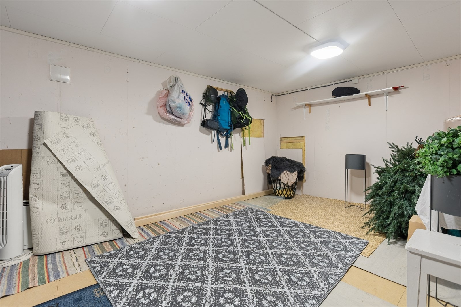 Det er flere boder i kjelleren. NB! Den største boden er opprinnelig tegnet inn som "ikke utgravd" og er ikke søkt om å grave ut og ta i bruk. Galleribilde