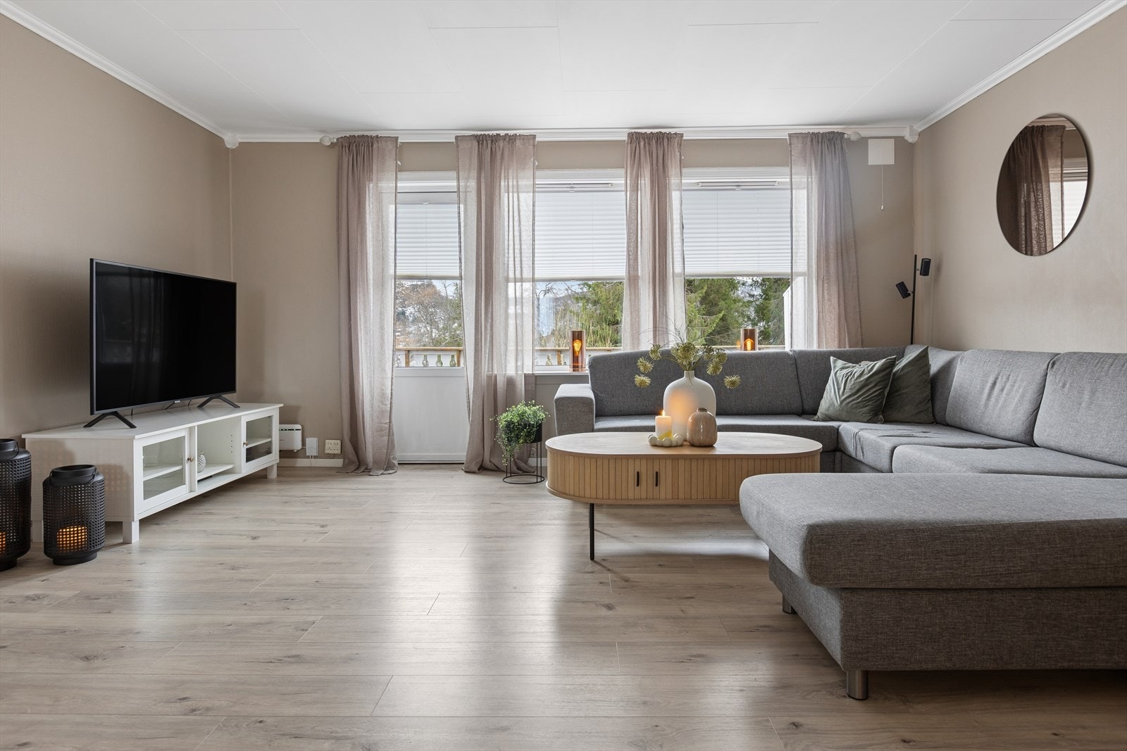 Sofakroken finner fort sin naturlige plass i rommet, og tv-en kan med fordel plasseres mot/på vegg. Galleribilde