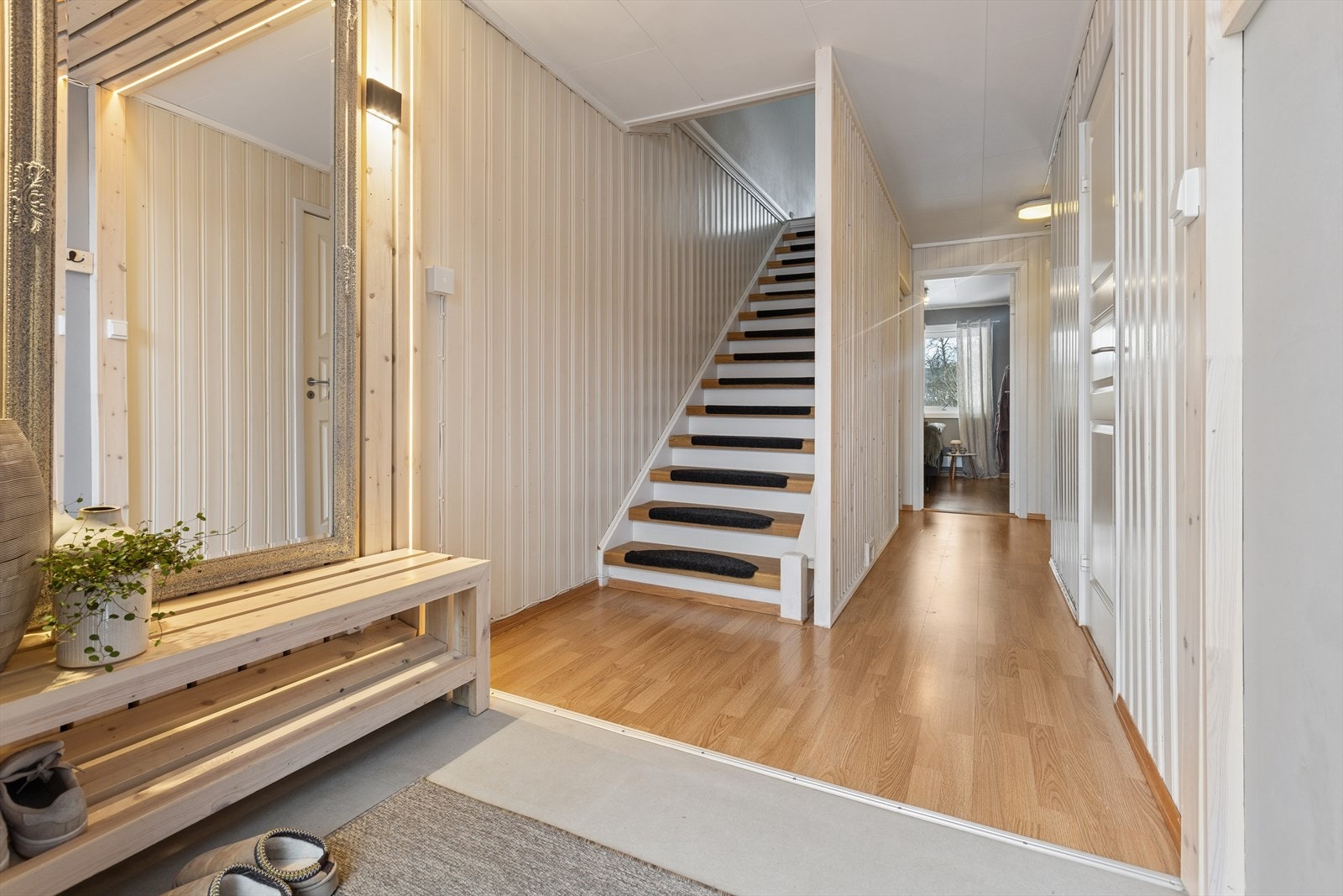 Lys og hyggelig entré med plass for enkle garderobe- og opphengsløsninger. Galleribilde