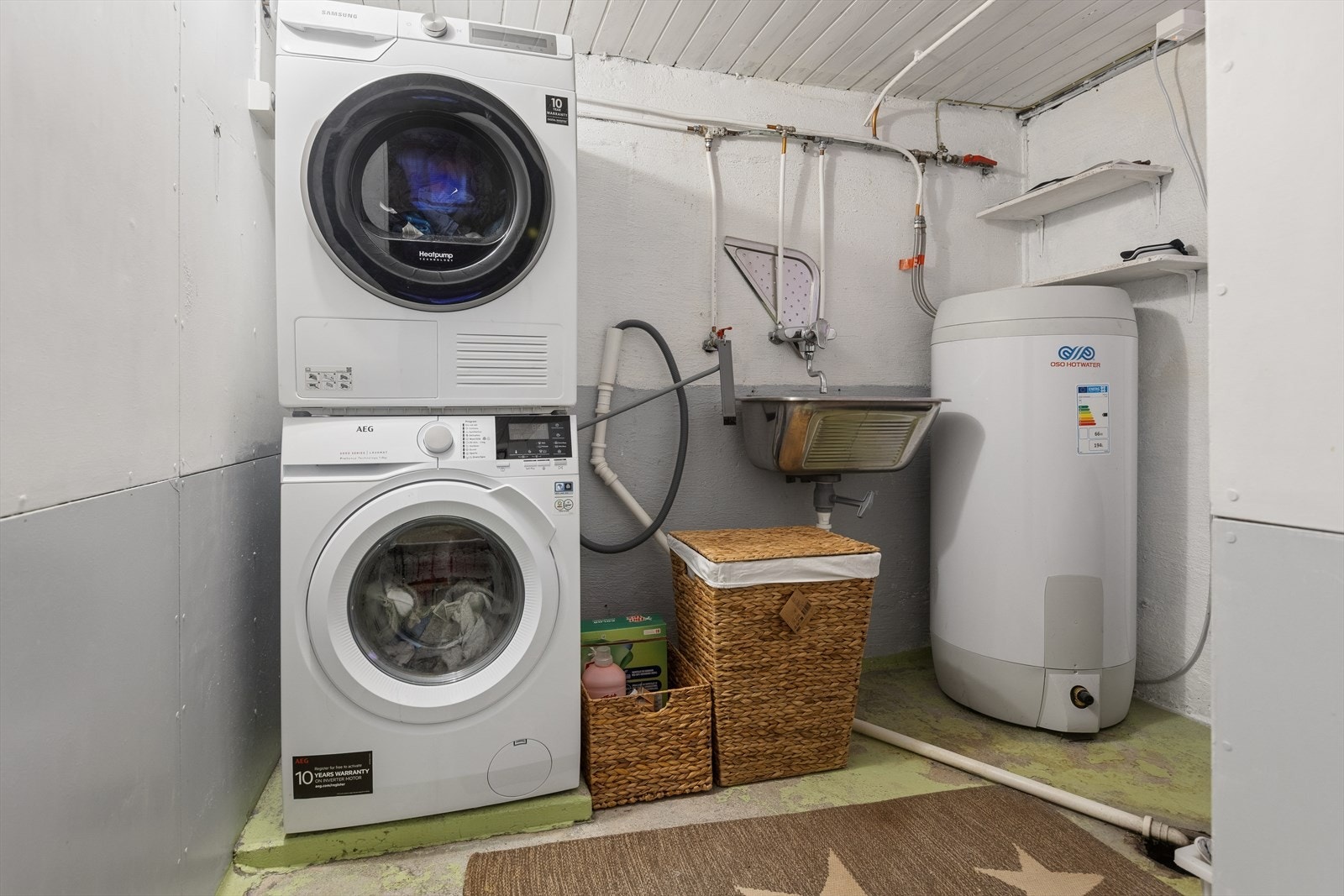 Vaskerom i kjeller med opplegg for vaskemaskin og tørketrommel. Galleribilde