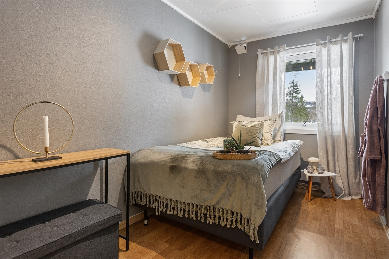 Soverom 3 er noe mindre, men like fullt godt. Dette fungerer utmerket som barnerom eller gjesterom. Galleribilde