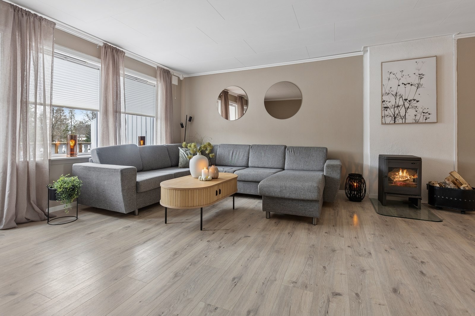 Vi beveger oss opp en etasje og møter en lys og innbydende stue. Galleribilde