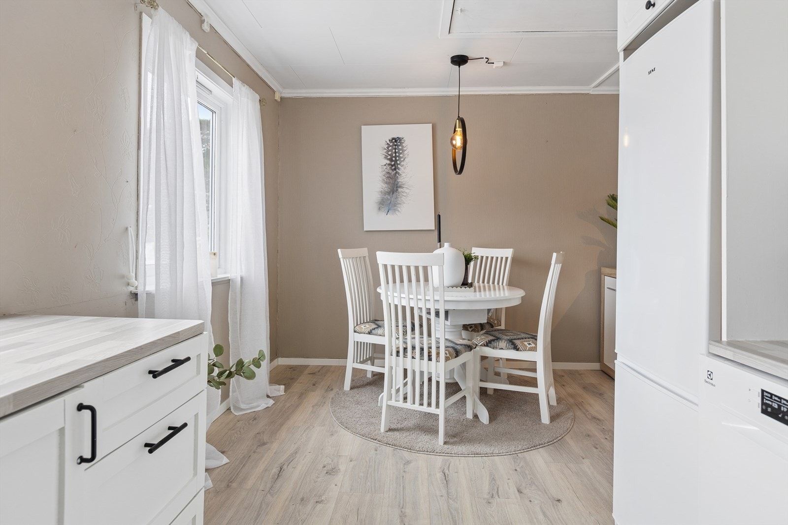 Spisegruppen tar plass ved kjøkkensonen. Galleribilde