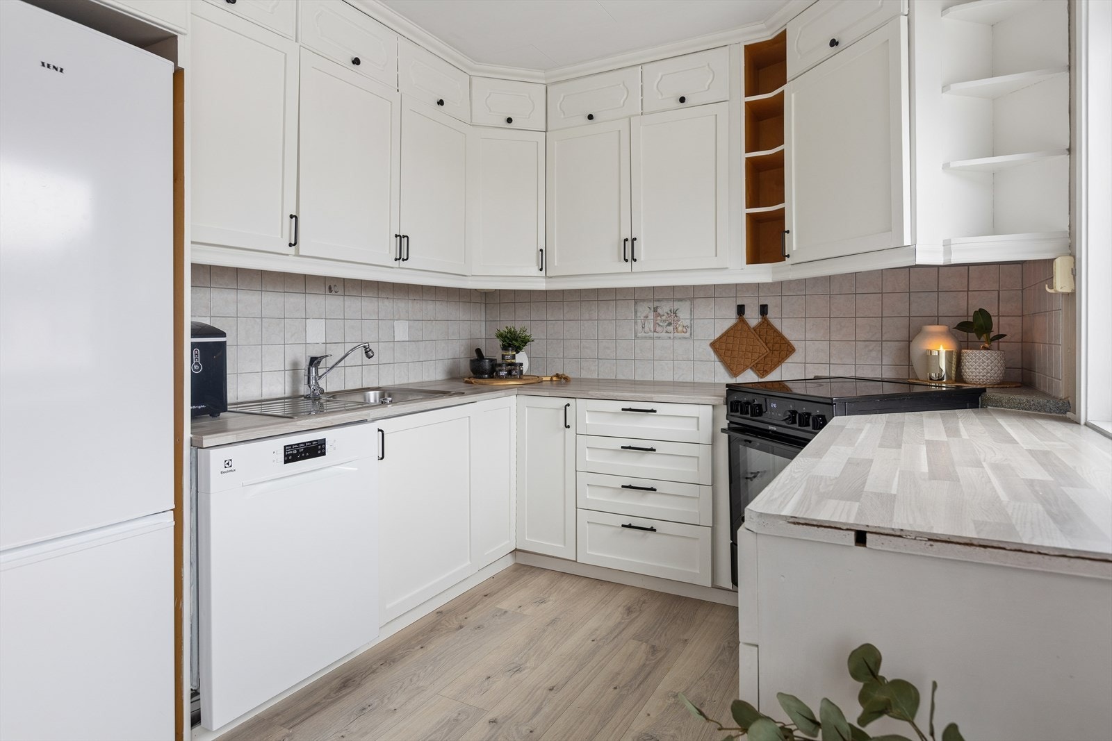 I innredningen er det plass for frittstående komfyr, oppvaskmaskin og kjøl/frys. Galleribilde