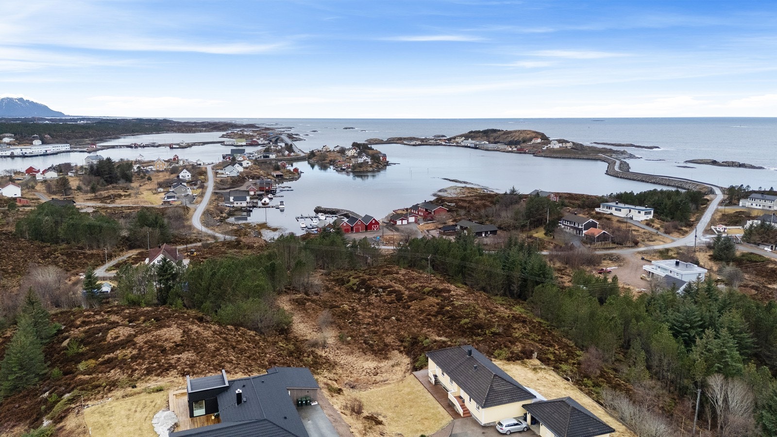 Dronebilde over tomten tatt østfra, mot sørvest Galleribilde
