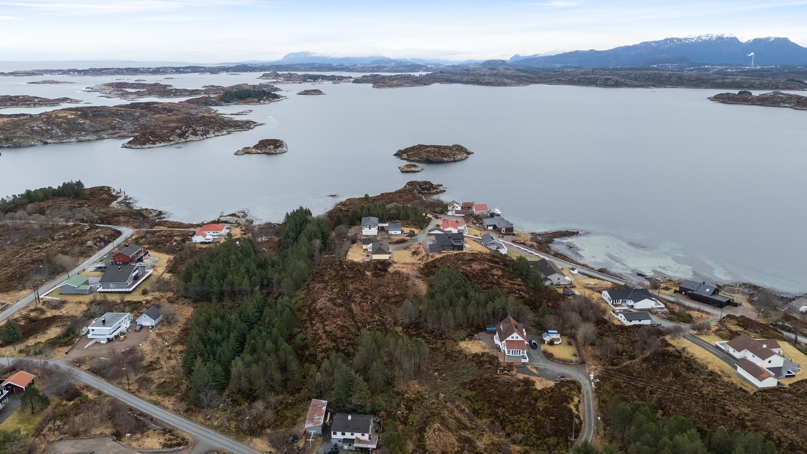 Dronebilde over tomten tatt sørfra, mot nordøst Galleribilde