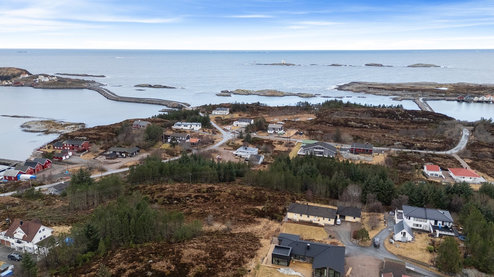 Dronebilde over tomten tatt sørøstfra, mot nordvest Galleribilde