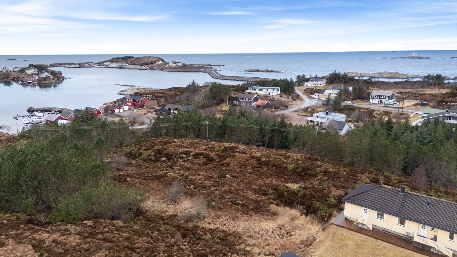 Dronebilde over tomten tatt sørfra, mot vest Galleribilde