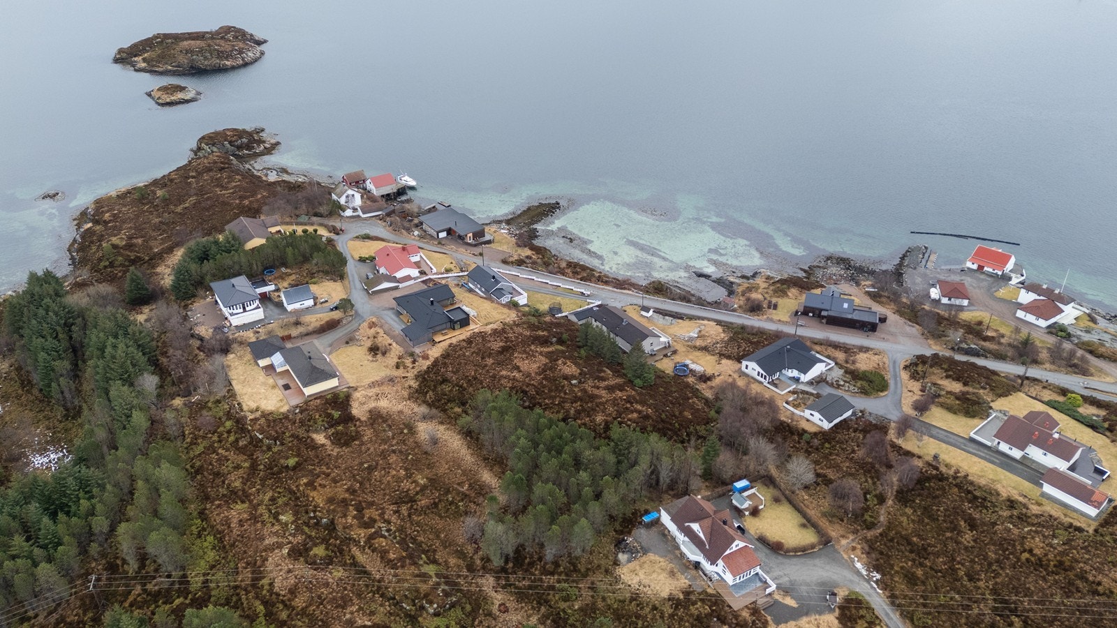 Dronebilde over tomten og nærområdet Galleribilde