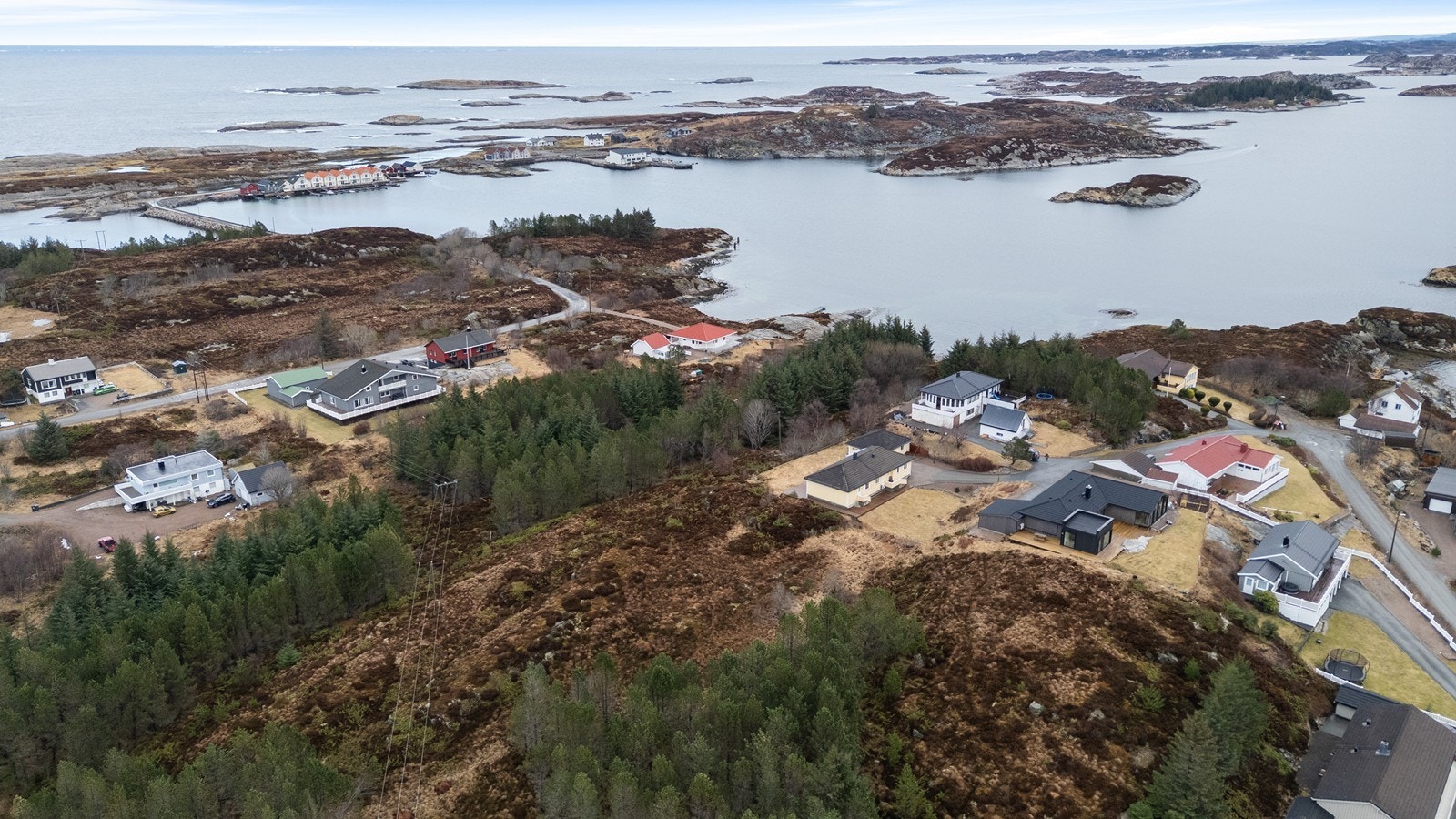 Dronebilde over tomten tatt sørfra, mot nord Galleribilde