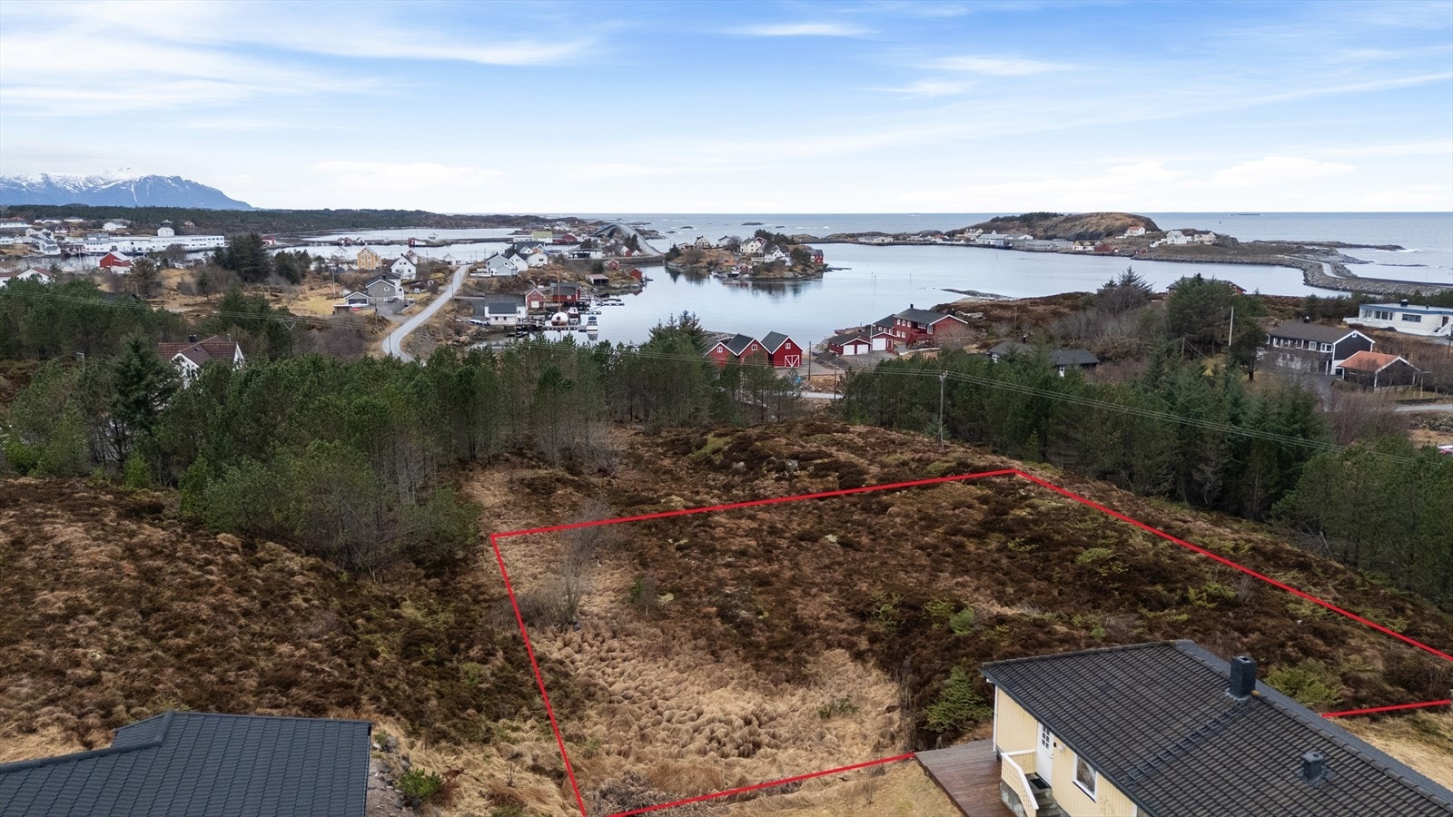 Aktiv Eiendomsmegling v/ Gunnar A. Kjønnøy har gleden av å presentere tomt i Sandurveien. Det gjøres oppmerksom på at angitte tomtegrenser i bildet er lagt på med øyemål og kan avvike fra faktiske grenser. Foto: André Tomas Ormset-Paredes Galleribilde