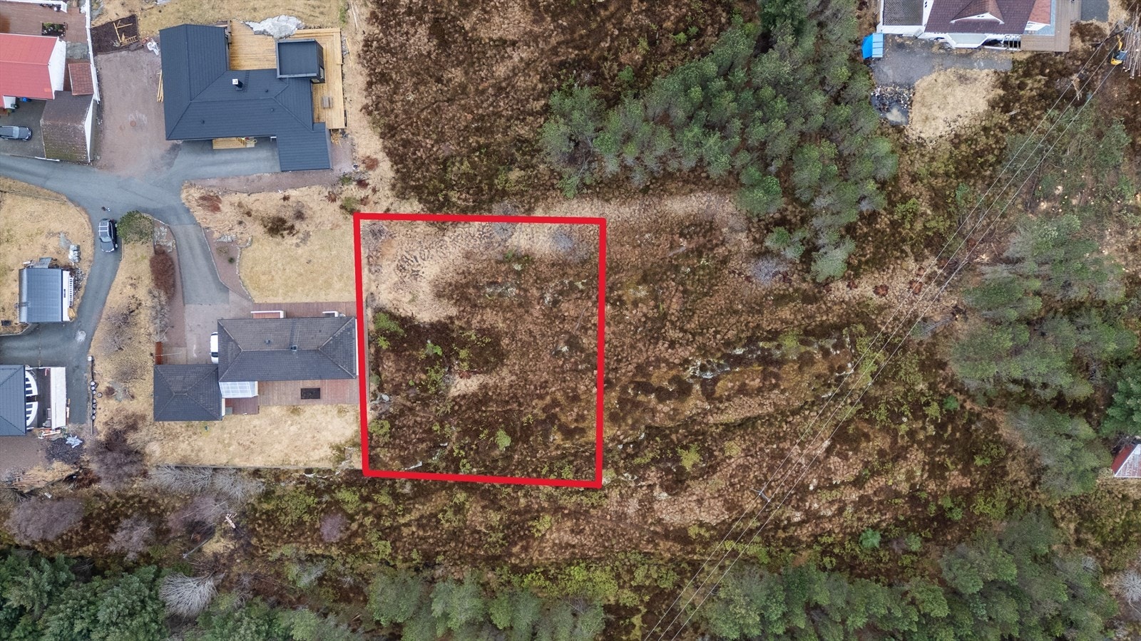 Dronebilde over tomten, som viser tomtegrensene i ca-mål. Det gjøres oppmerksom på at angitte tomtegrenser i bildet er lagt på for hånd og kan avvike fra faktiske grenser. Galleribilde