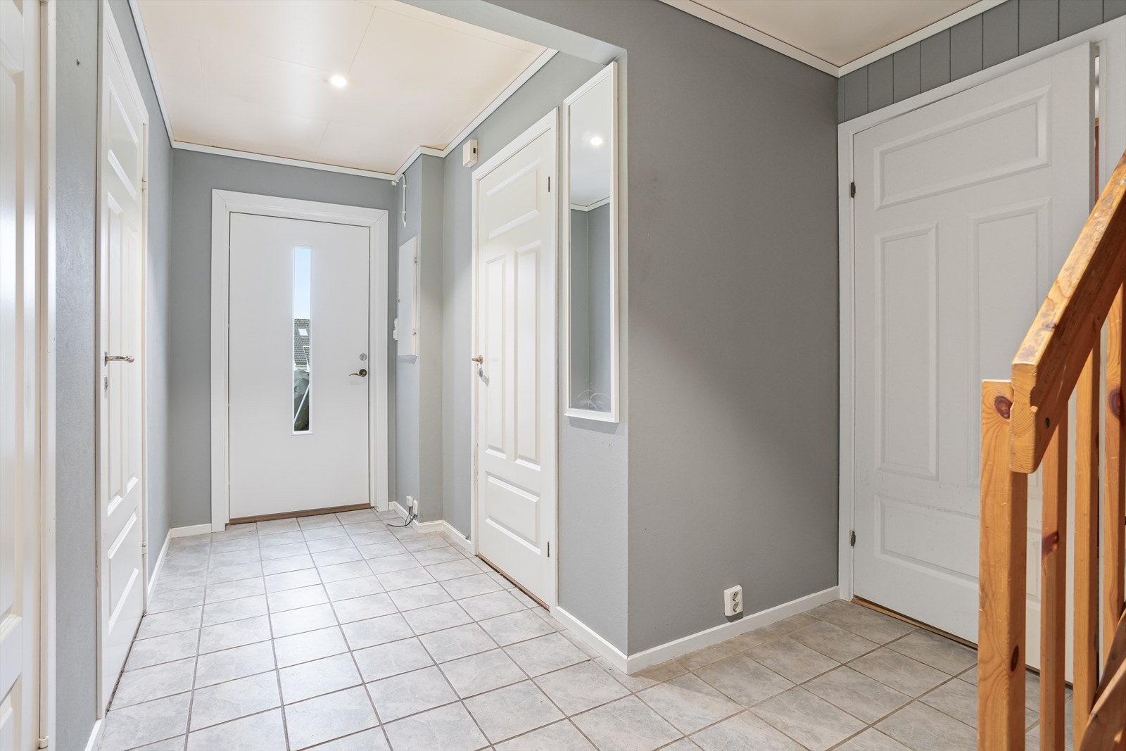 Velkommen inn! El- skap med automatsikringer, flislagt entre med varmekabler. Galleribilde