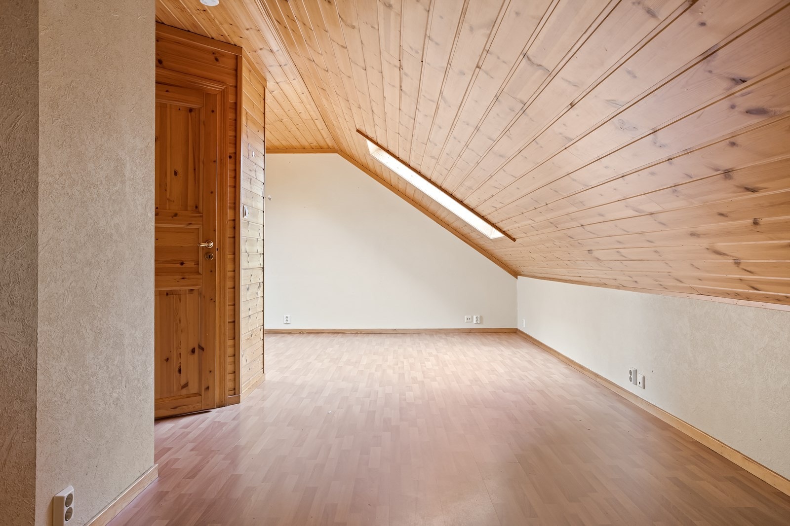 Loftsrom er på ca. 22,49 m². Total gulvflate er på ca. 45 m²! Galleribilde