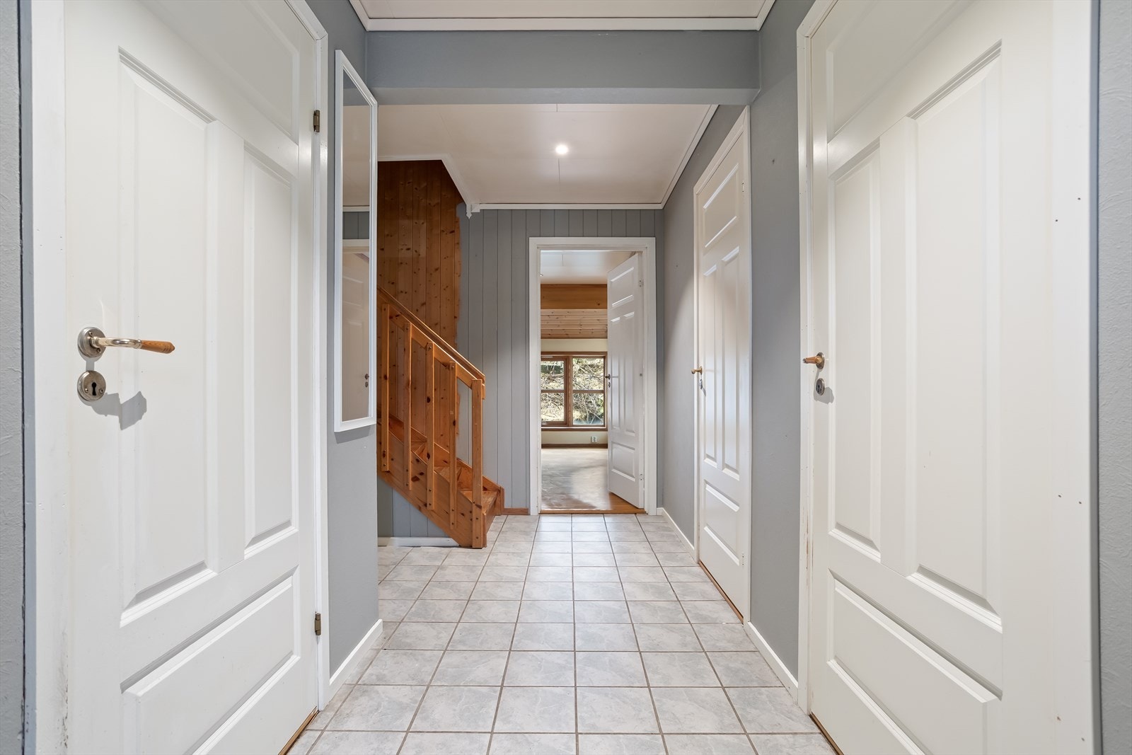 Fra inngangen har du tilkomst til boligens 2 soverom, bad, kott under trapp, trapp til loft og videre inn mot stue/kjøkken. Galleribilde