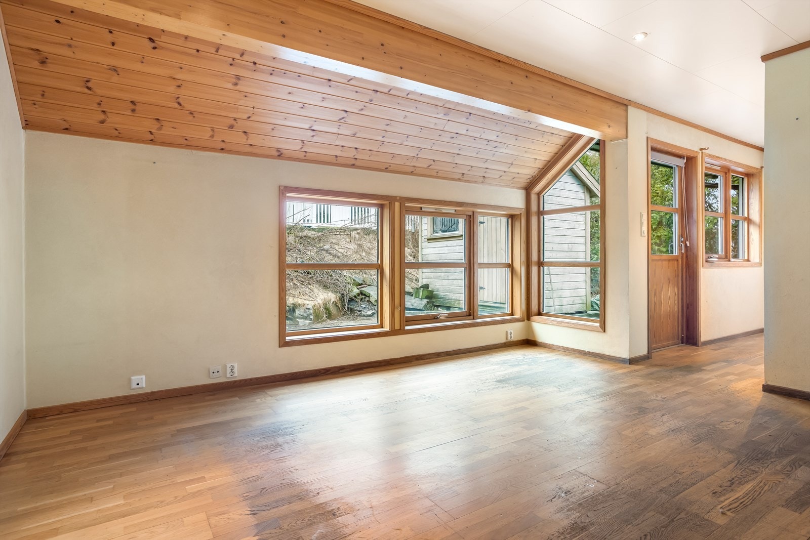 Takhøyde på ca. 2,38 meter. Ingen nevneverdige skjevheter i dekke. Galleribilde